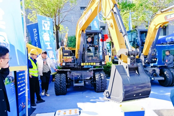 XCMG Micro and Electric Excavators Shine in Wuhan